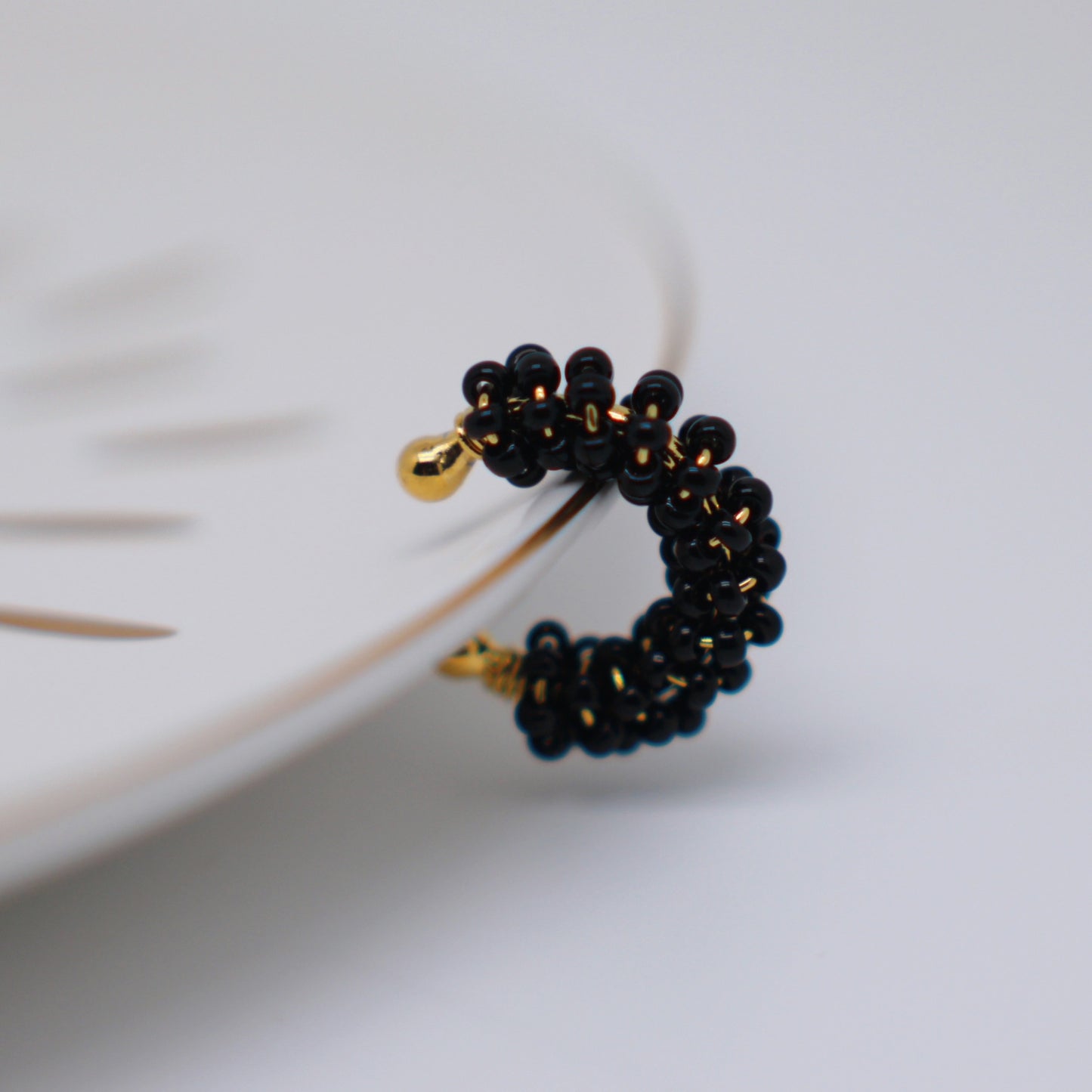 Pop black earcuff